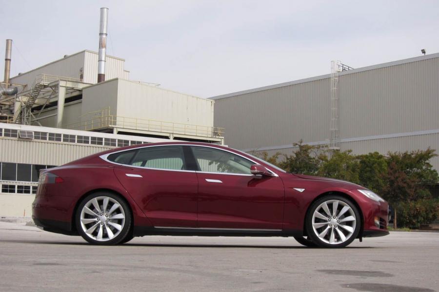  Tesla Model S Beta 2011 года  (фото 2 из 39)